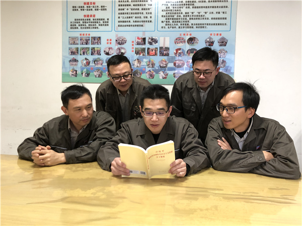 溫州發(fā)電公司環(huán)保運行班組在班前會上由班組政治宣傳員為班員們講解《學習綱要》。 朱小剛 攝.jpg